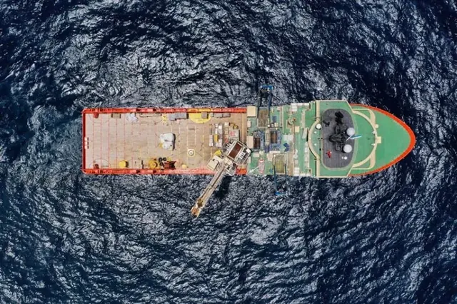 Overhead view of an offshore vessel holding position